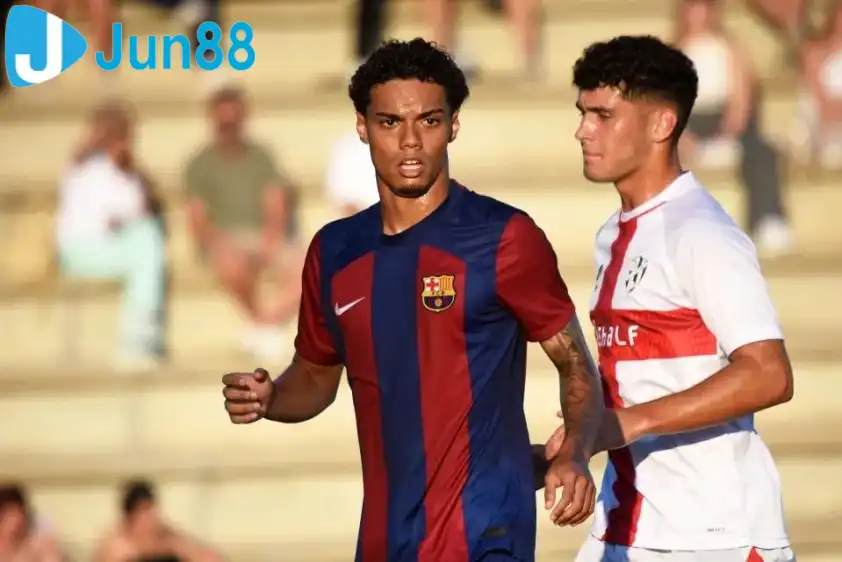 Mendes từng là tài năng của lò La Masia danh giá. (Ảnh: The Sun) Mendes từng là tài năng của lò La Masia danh giá. (Ảnh: The Sun)